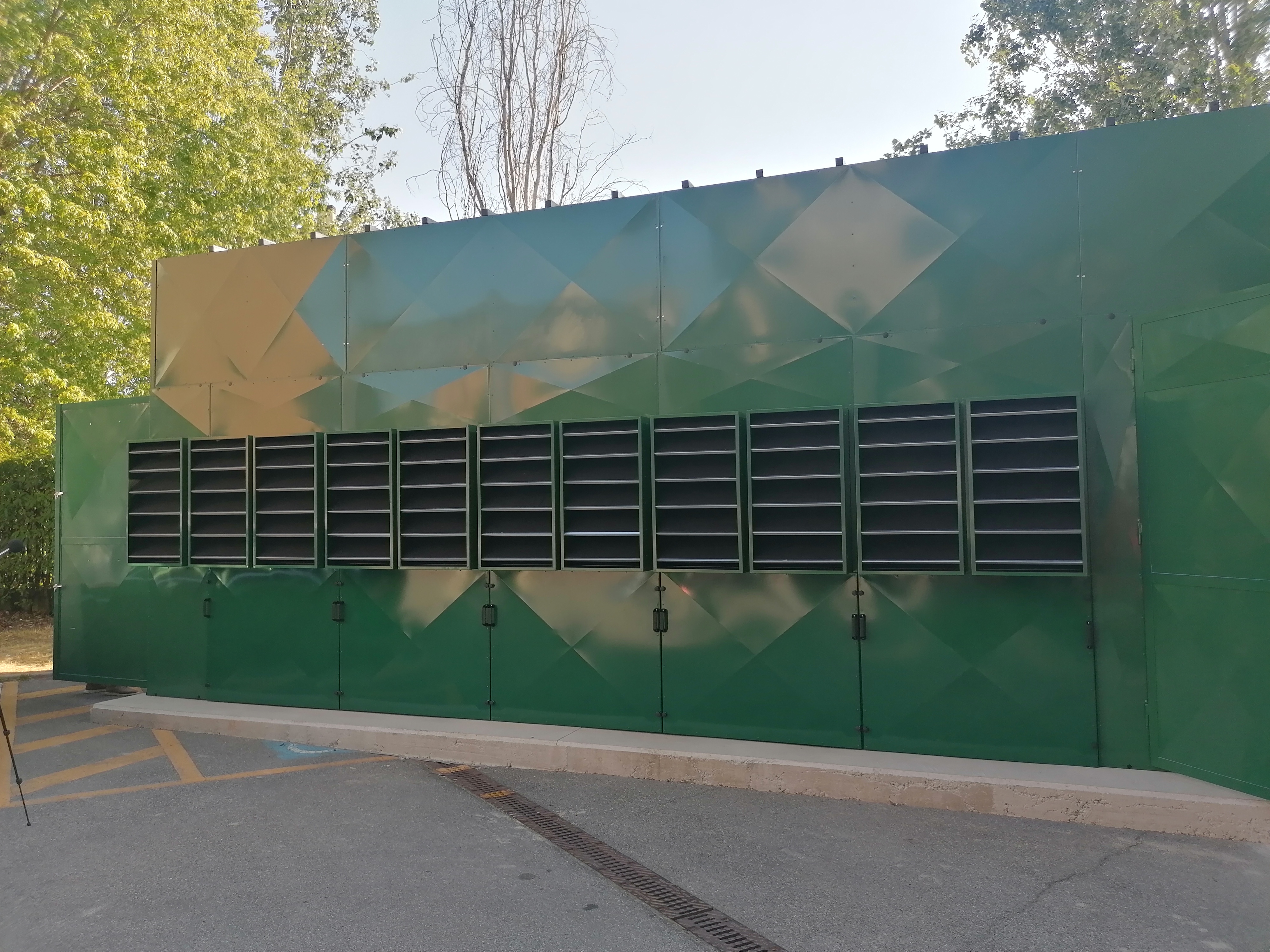 Involucro insonorizzato STS con pannelli e griglie di ventilazione